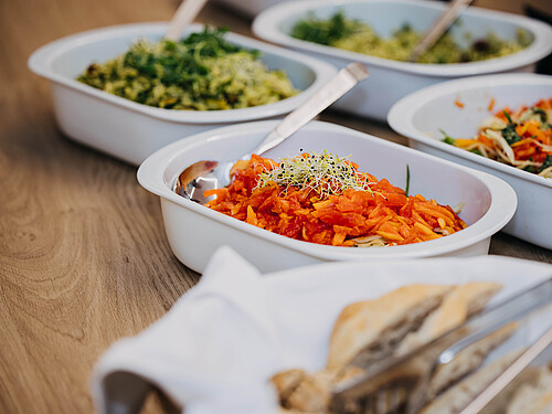 Verschiedene bunte Salate, mit Sprossen verziert, beim Salatbuffet beim BBQ-Event der Eventlocation Gut Wöllried