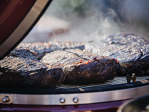 Mehrere Steaks auf dem Grill beim Barbecue-Catering der Würzburger Eventlocation Gut Wöllried