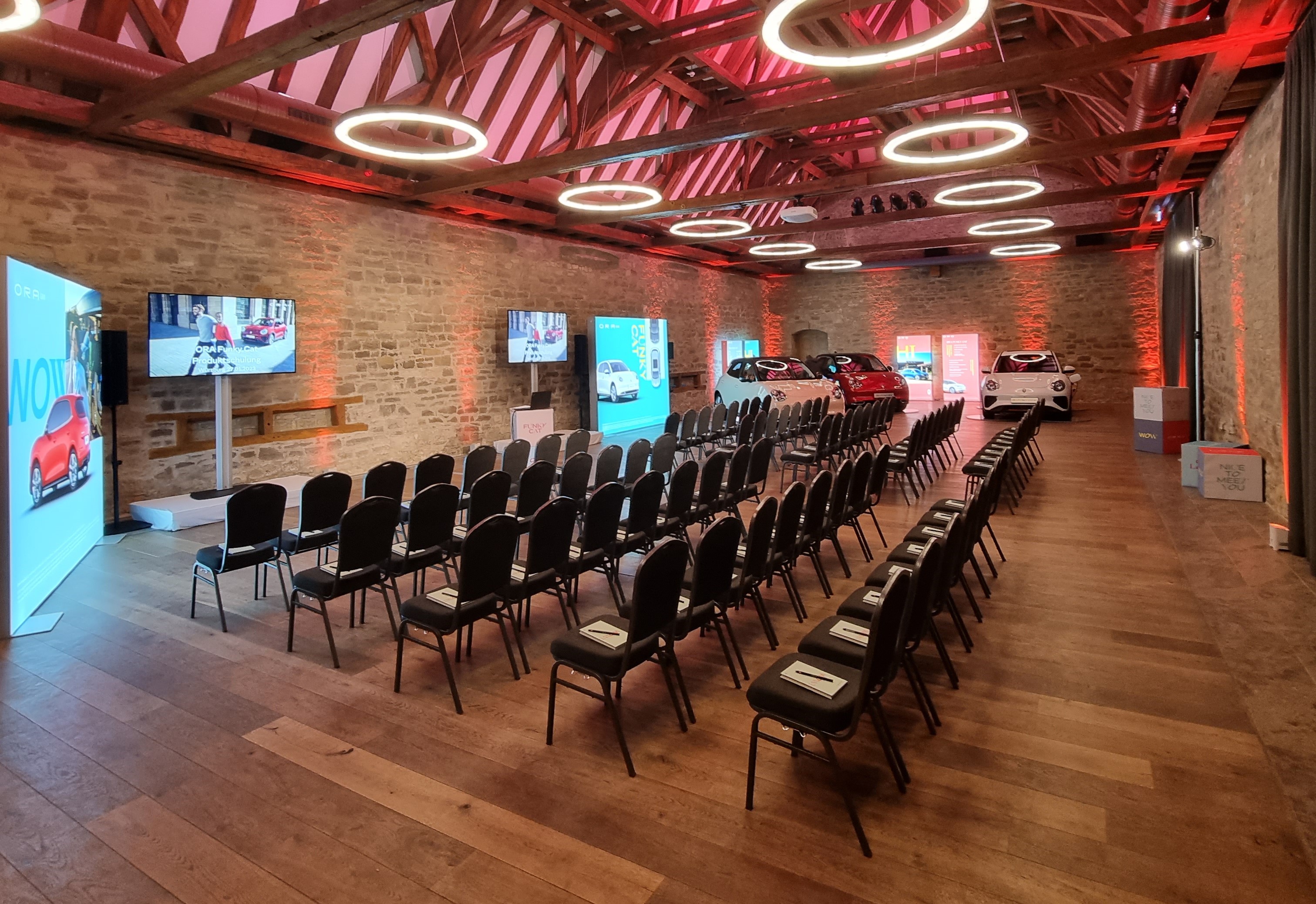 Für ein Firmenevent eines Autoherstellers fertig vorbereitete Festscheune der Eventlocation für Firmenevents in Würzburg