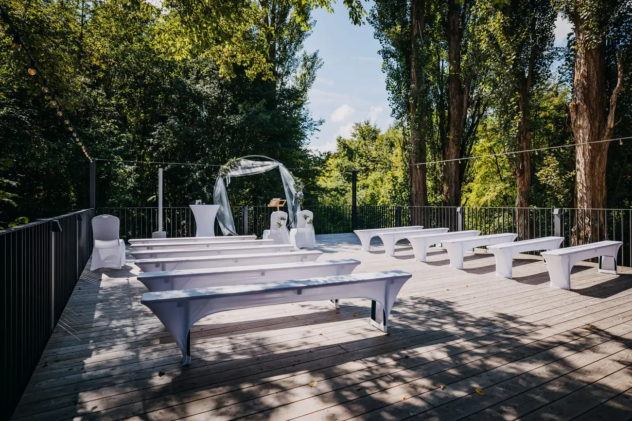 Bestuhlte Terrasse des Ulrichssaals für eine freie Trauung im Grünen.