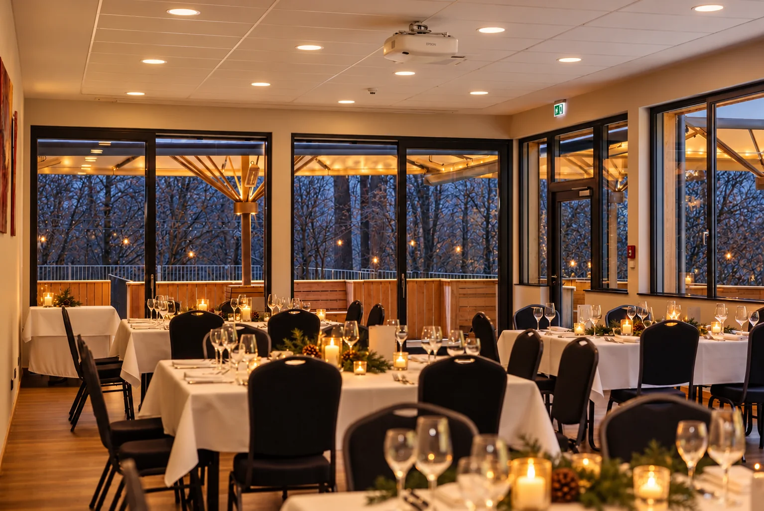 Festliches Weihnachtsbankett im hellen Ulrichsaal
